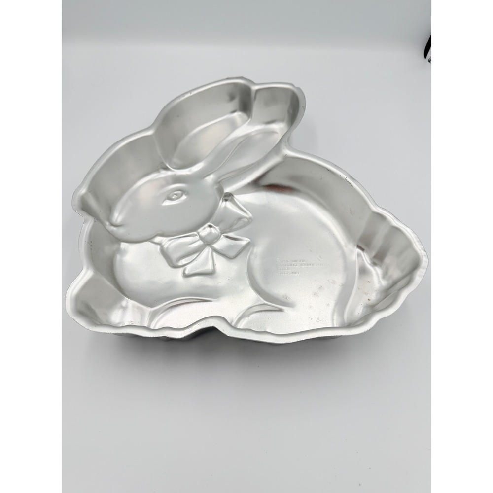 Wilton Vintage 1986 Sitting Bunny Rabbit Cake Pan Aluminum Easter Mold 2105-2015